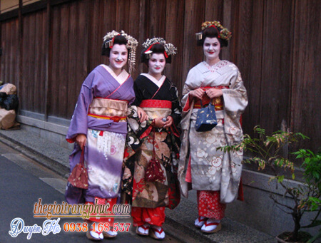 Du khách nước ngoài thích thú với trang phục Kimono Nhật Bản